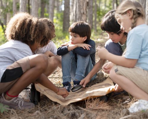 ninos-participando-en-una-busqueda-del-tesoro