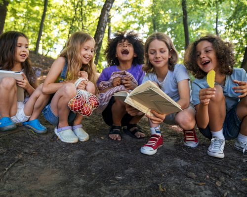 ninos-sonrientes-de-tiro-completo-en-el-bosque